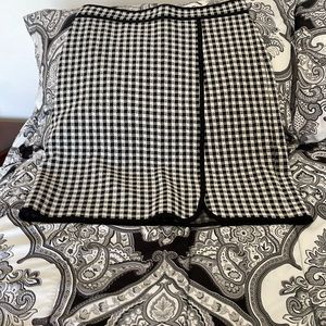 Ann Taylor back and white plaid skirt